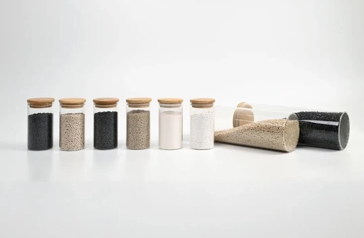 中研PEEK材料展示,包括瓶装颗粒、粉末及散装颗粒