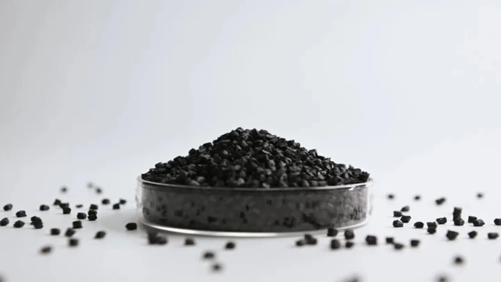 玻璃皿中堆放的黑色材料颗粒